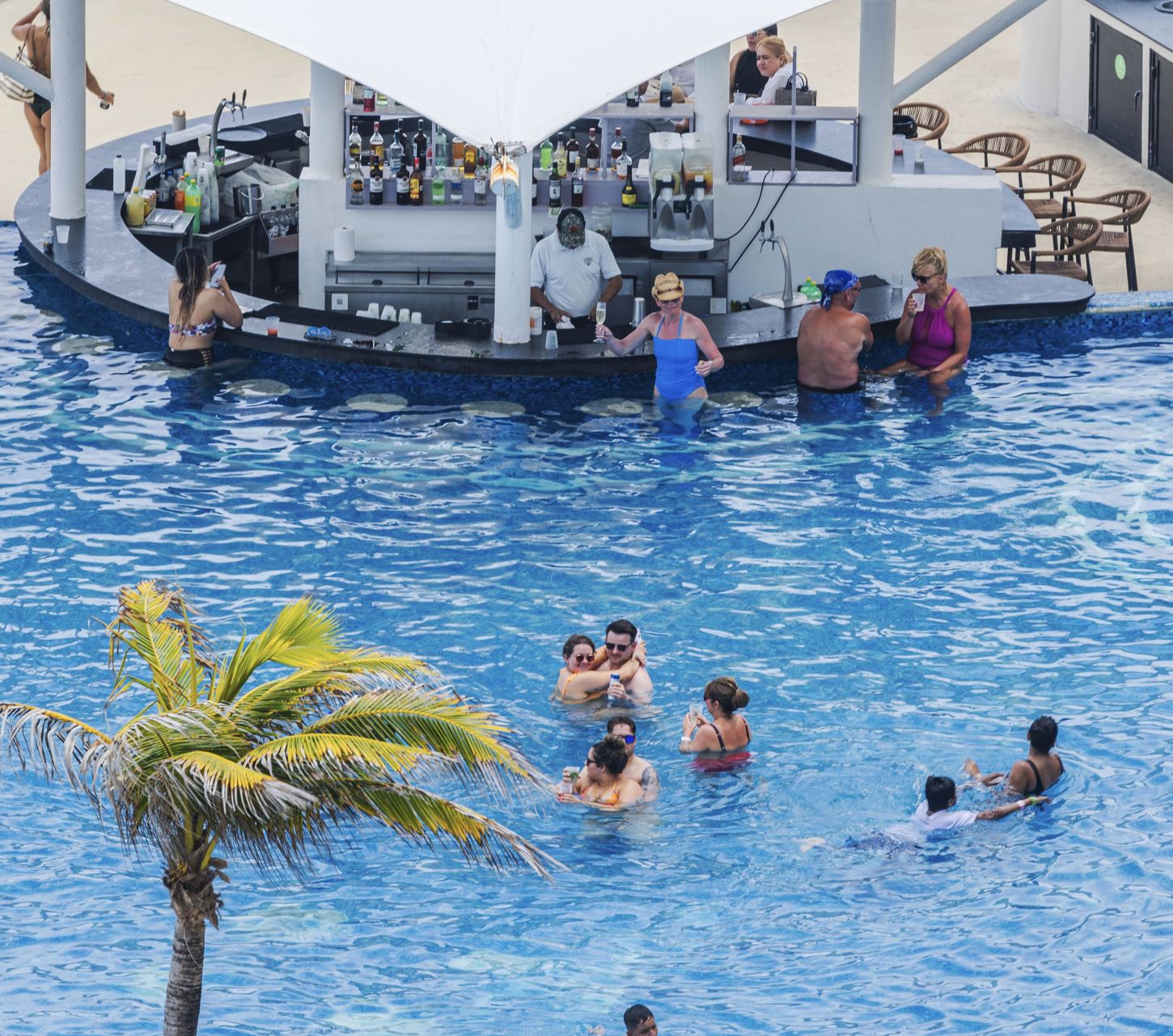 Resort Natwimming Pool con bar de natación y gente que se relaja en el agua. México. Cancún.