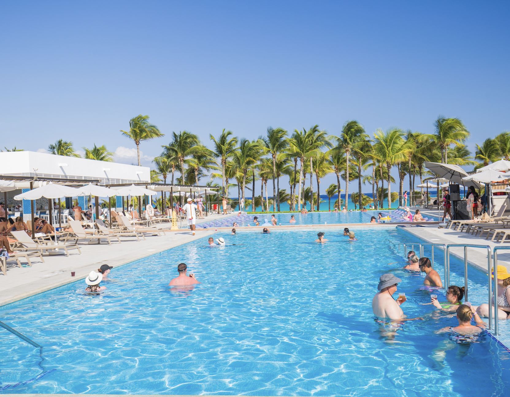Turistas en la piscina del hotel de Cancún