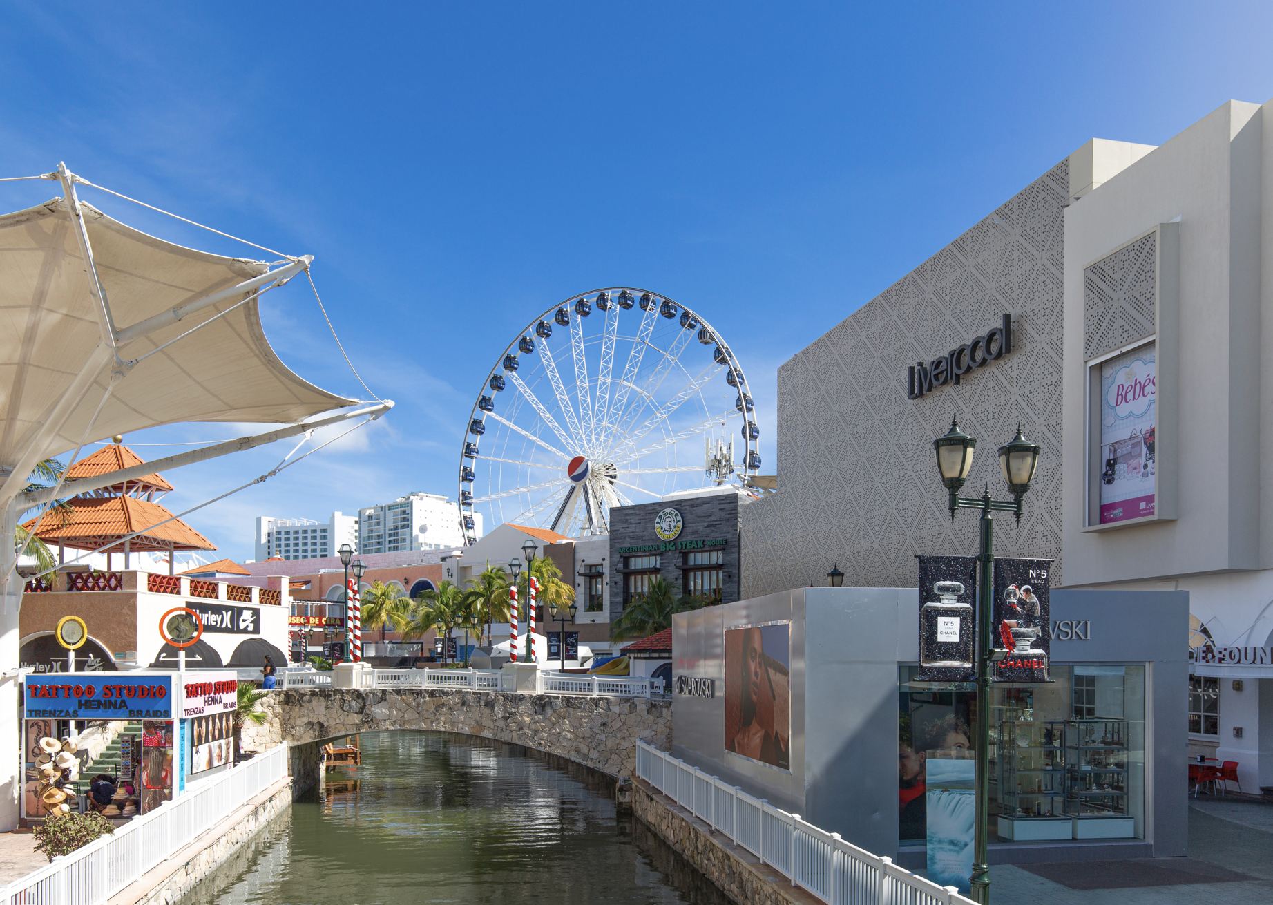 El mayor centro comercial de Cancun, La Isla (la isla) que vende todo, desde recuerdos hasta ropa de lujo de marca