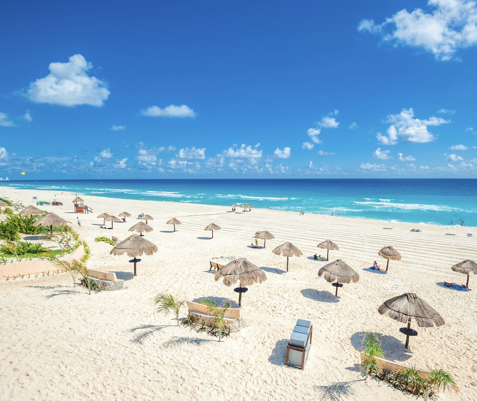 Pellones de basura de Cancún en la playa de arena blanca preparada
