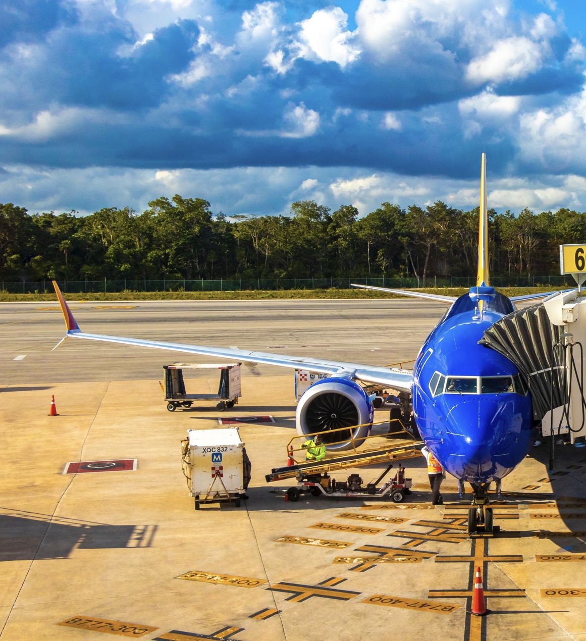 avión y vehículos en el aeropuerto afuera en Cancún Quintana Roo México