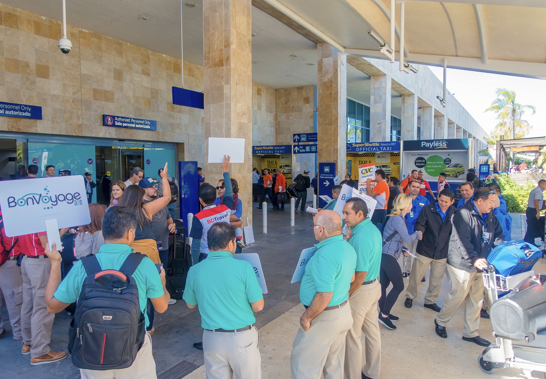 Los conductores de gira esperan a los pasajeros fuera del aeropuerto de Cancún