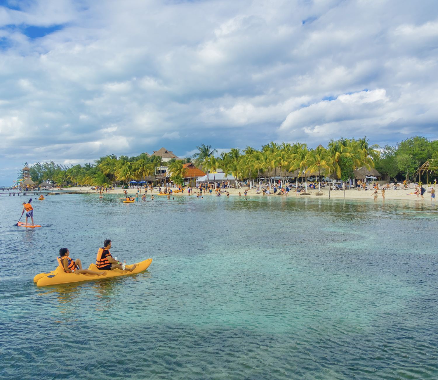 Playa ocupada Isla Mujeres kayak