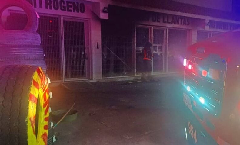 Cancún bomberos ahorran la tienda de neumáticos en el incendio nocturno
