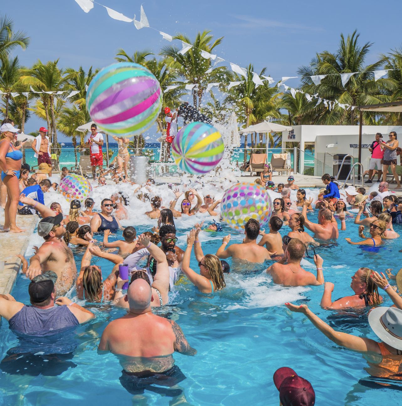 Cancún Pool Parry Diversión
