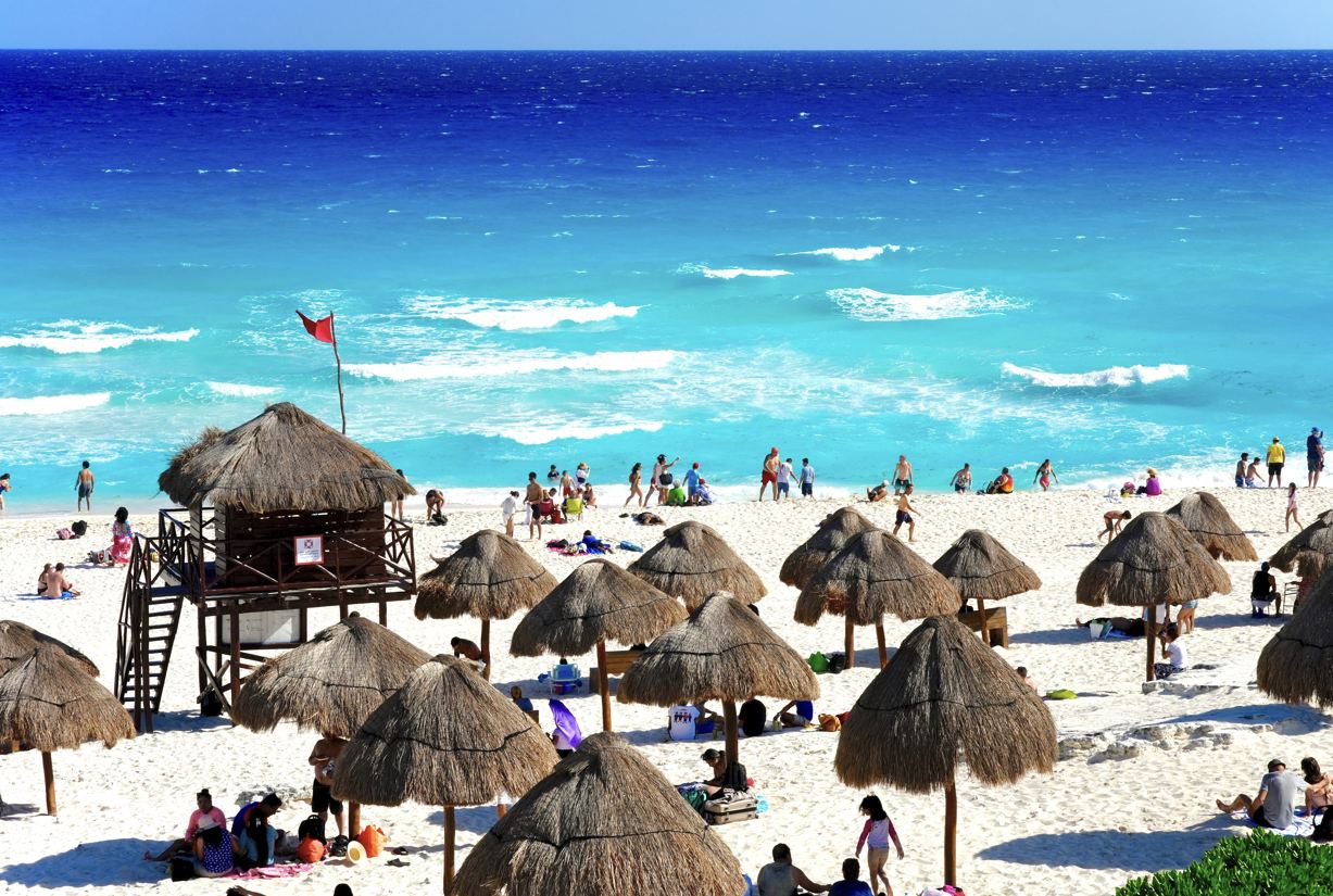 concurrida playa de cancun
