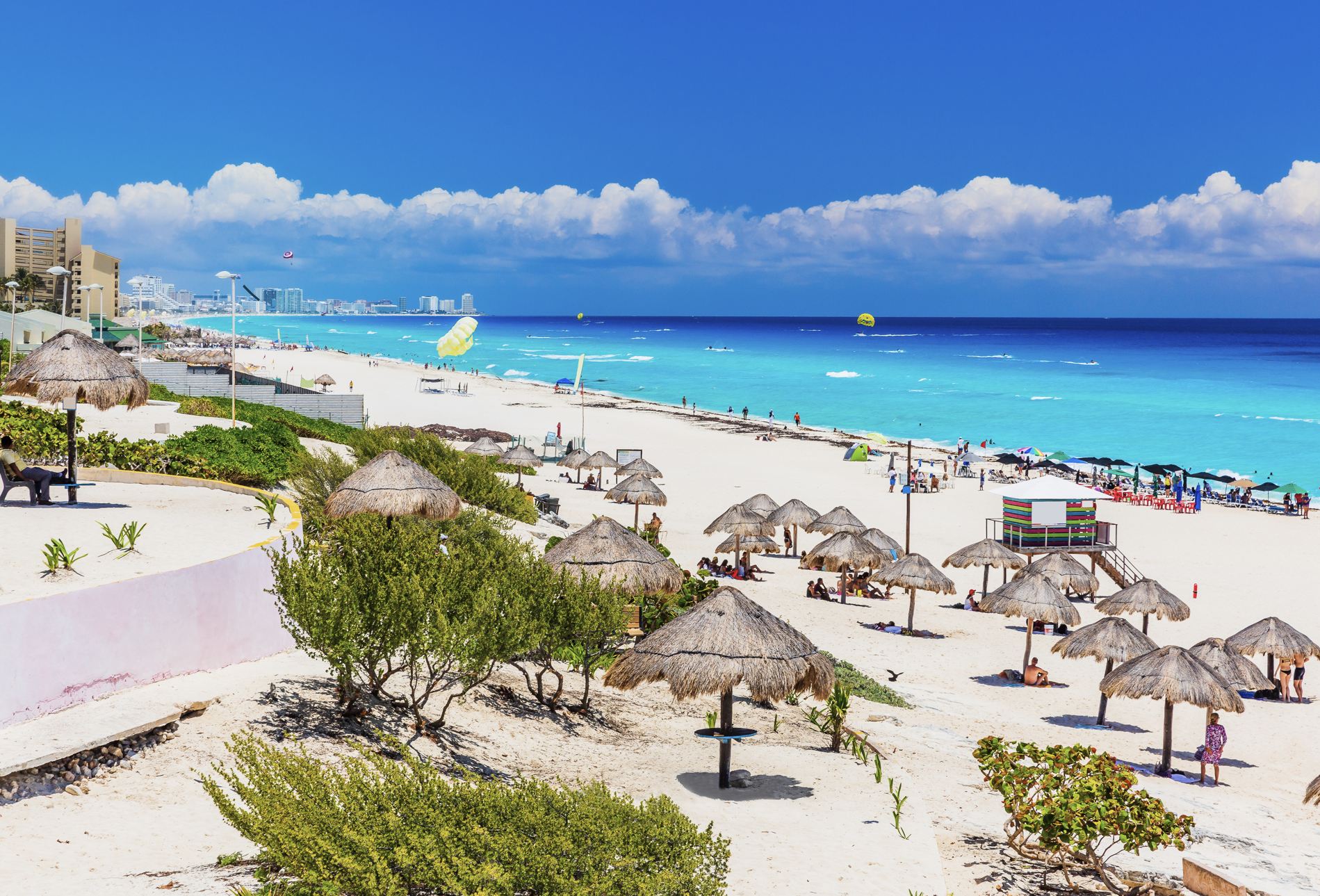 Vista de la zona hotelera Cancún desde Doplin Beach