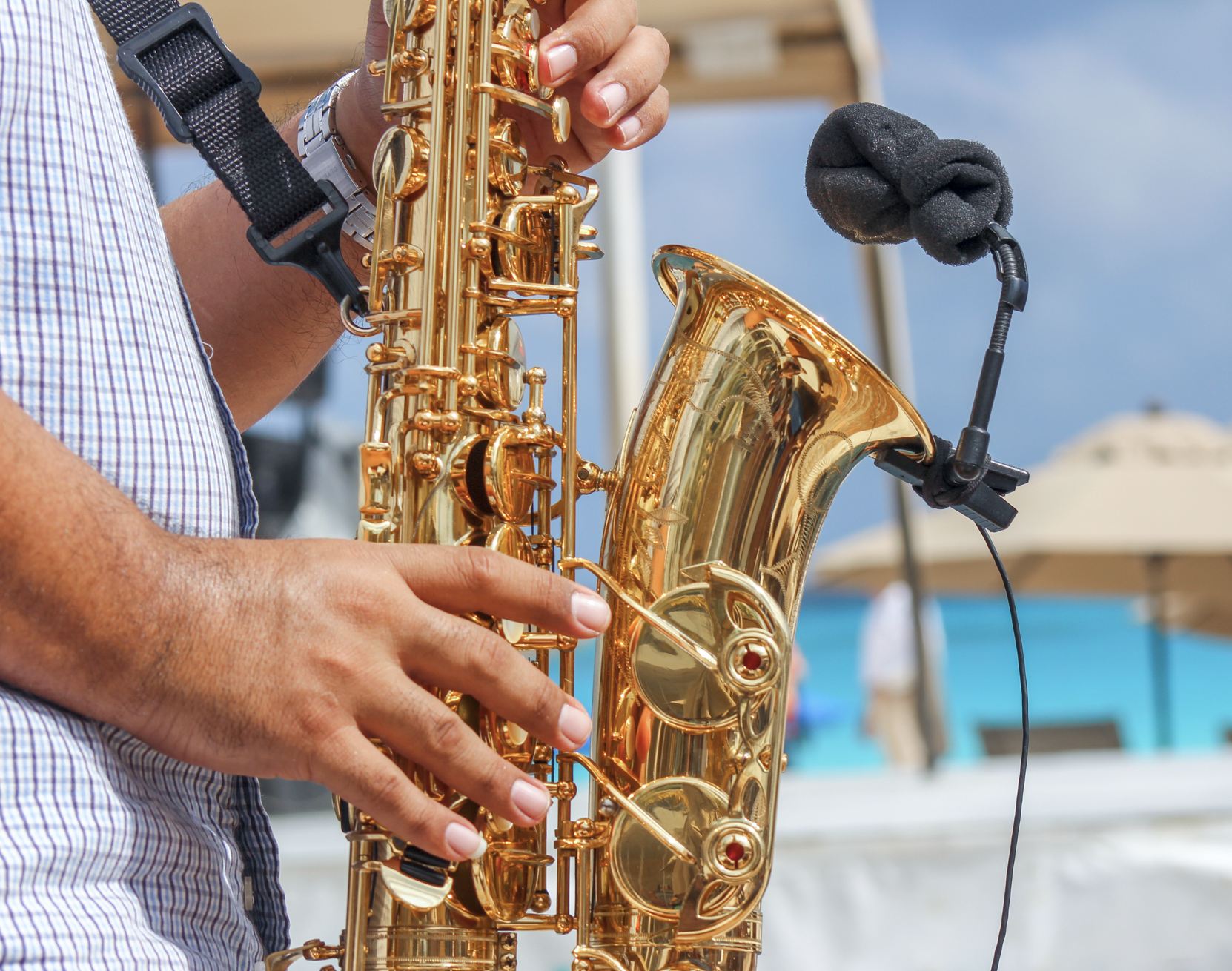 Hombre jugando saxafón en Cancún Beach 