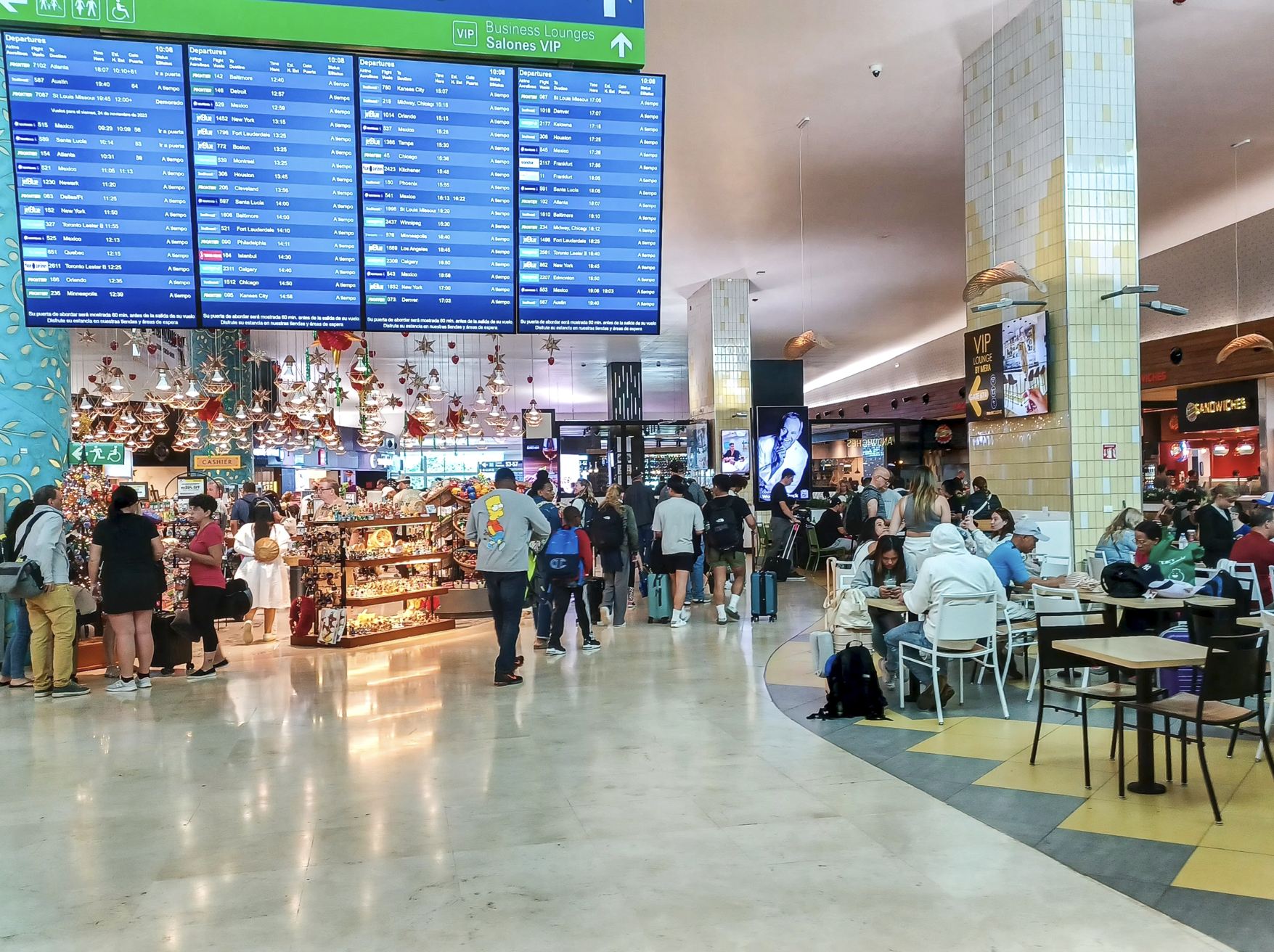 Pasajeros dentro del aeropuerto de Cancún