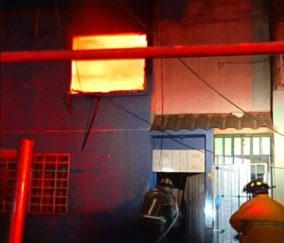 Los vecinos alertan a los bomberos a las llamas disparando la ventana del segundo piso