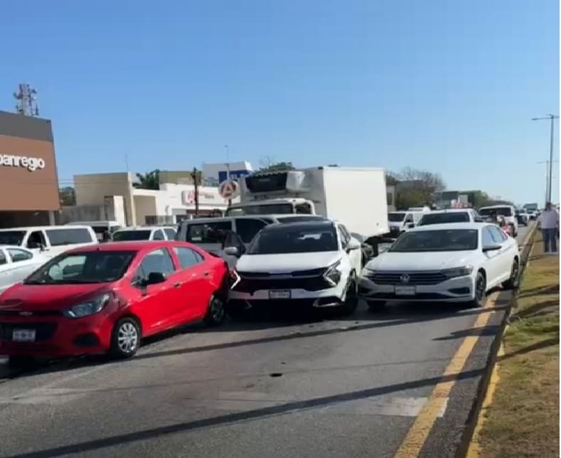 Ocho autos Crunch paraliza el tráfico de Playa del Carmen