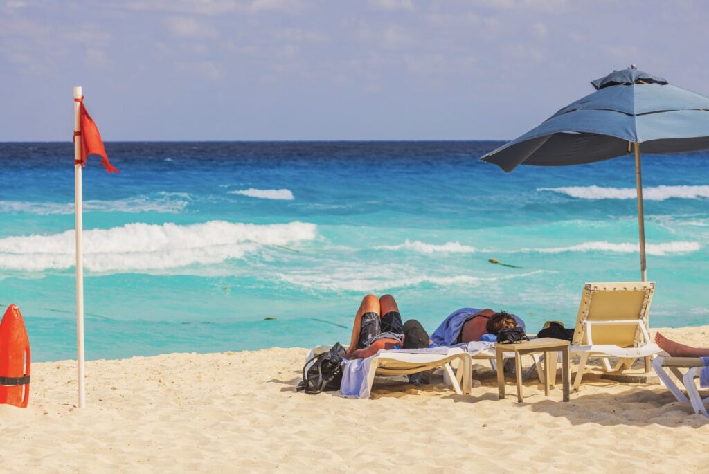 Playas de Cancún en alerta: los turistas instaron a ejercer extrema precaución después de las tragedias de agua