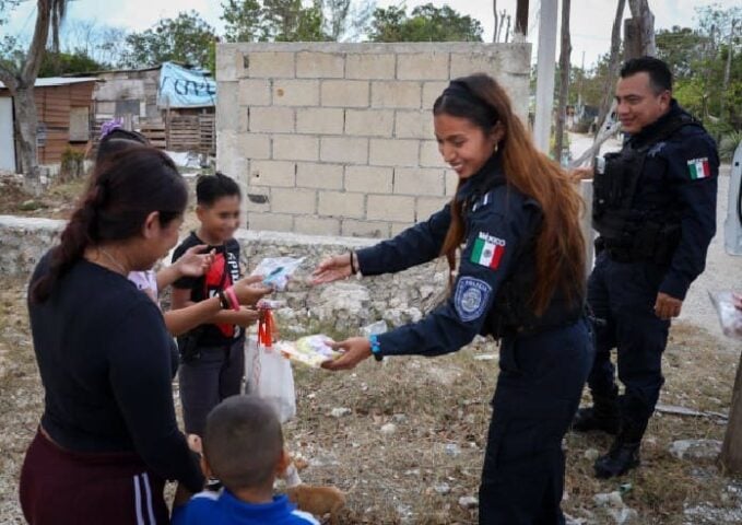 Los oficiales de policía de Cancún entregan juguetes en áreas remotas para celebrar a Día de la Niña y El Niño