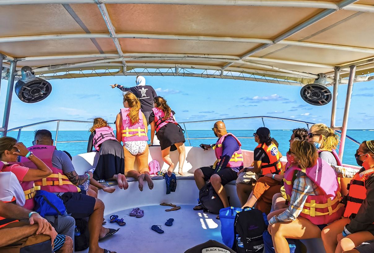 Barco turístico en Cancún con turistas.