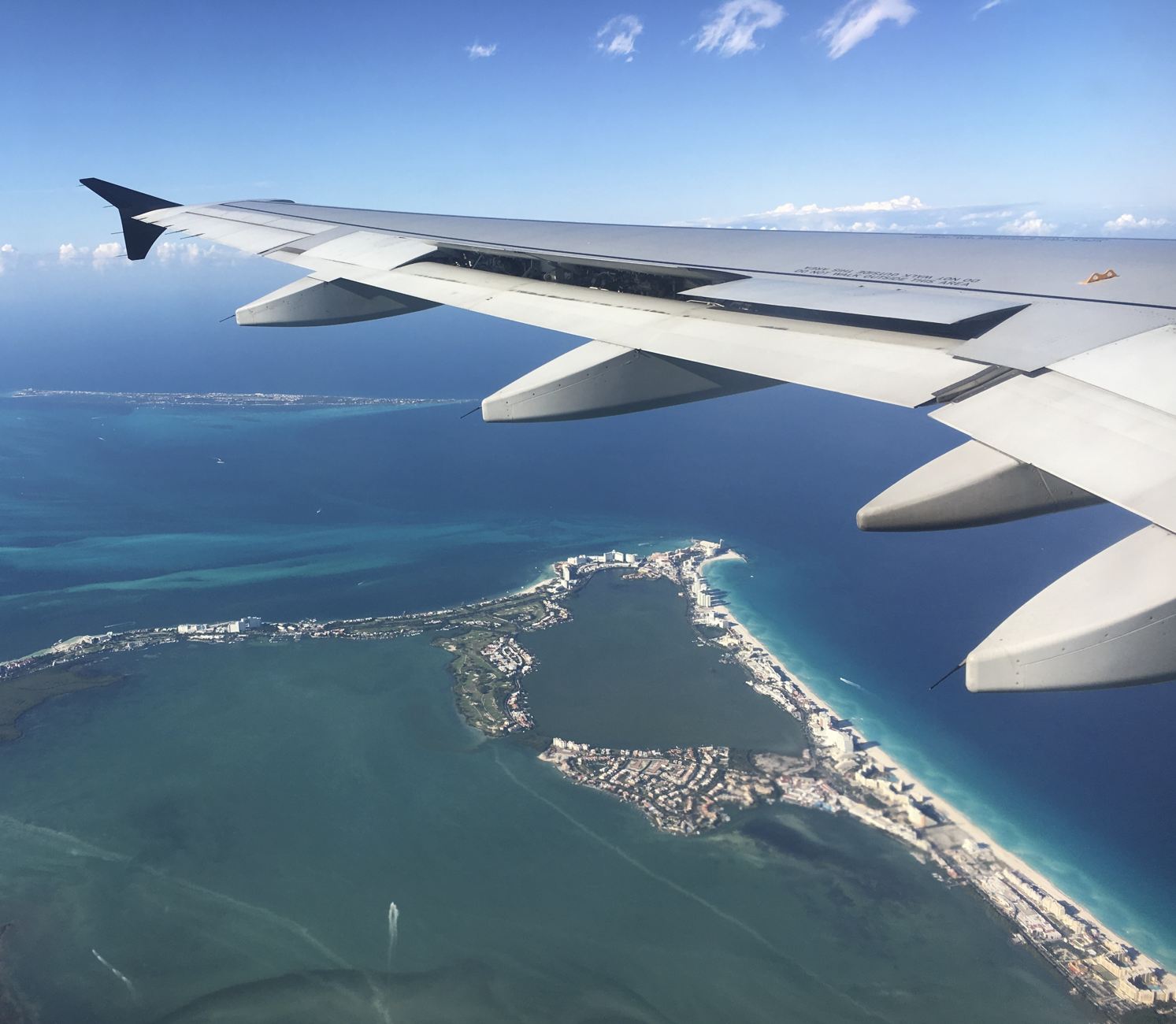 Avión volando sobre la zona hotelera de Cancún