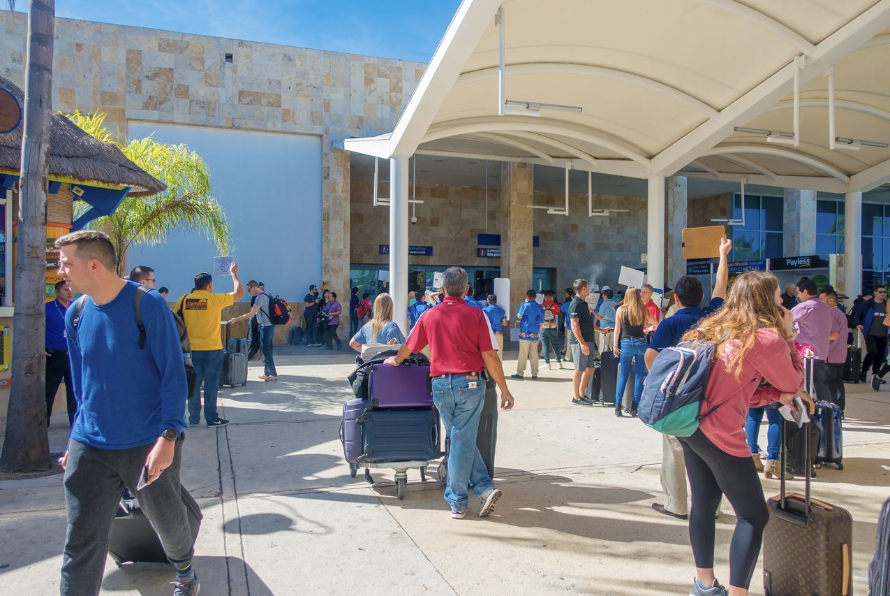Aeropuerto ocupado Cancún