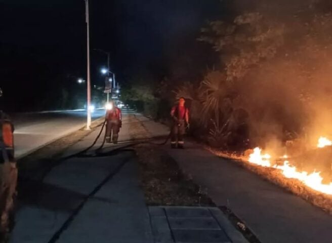 Fuera de quemaduras intencionales de quemaduras intencionales en la carretera
