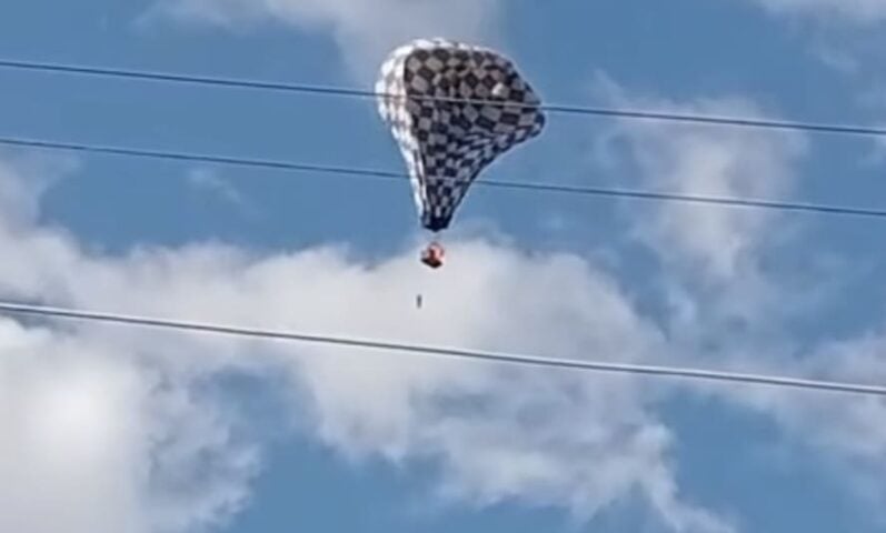 El hombre cae hasta su muerte después de enredarse en la quema de globo aerostático
