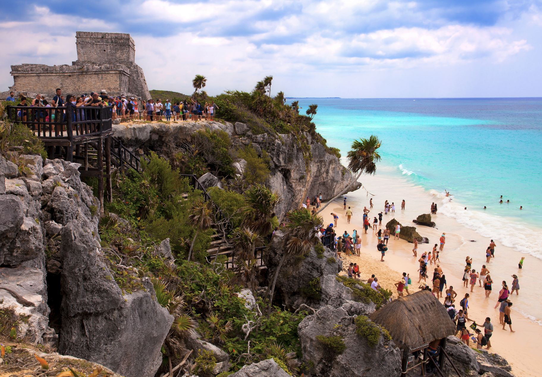 Turistas en las ruinas y la playa de Tulum