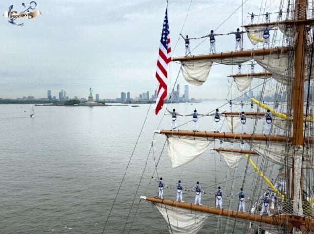 El barco de entrenamiento de la Armada mexicana Cuauhtémoc muele en Nueva York