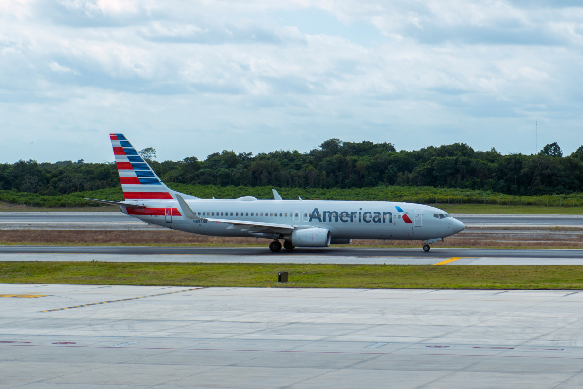 Avión de American Airlines en el Aeropuerto Internacional de Cancún