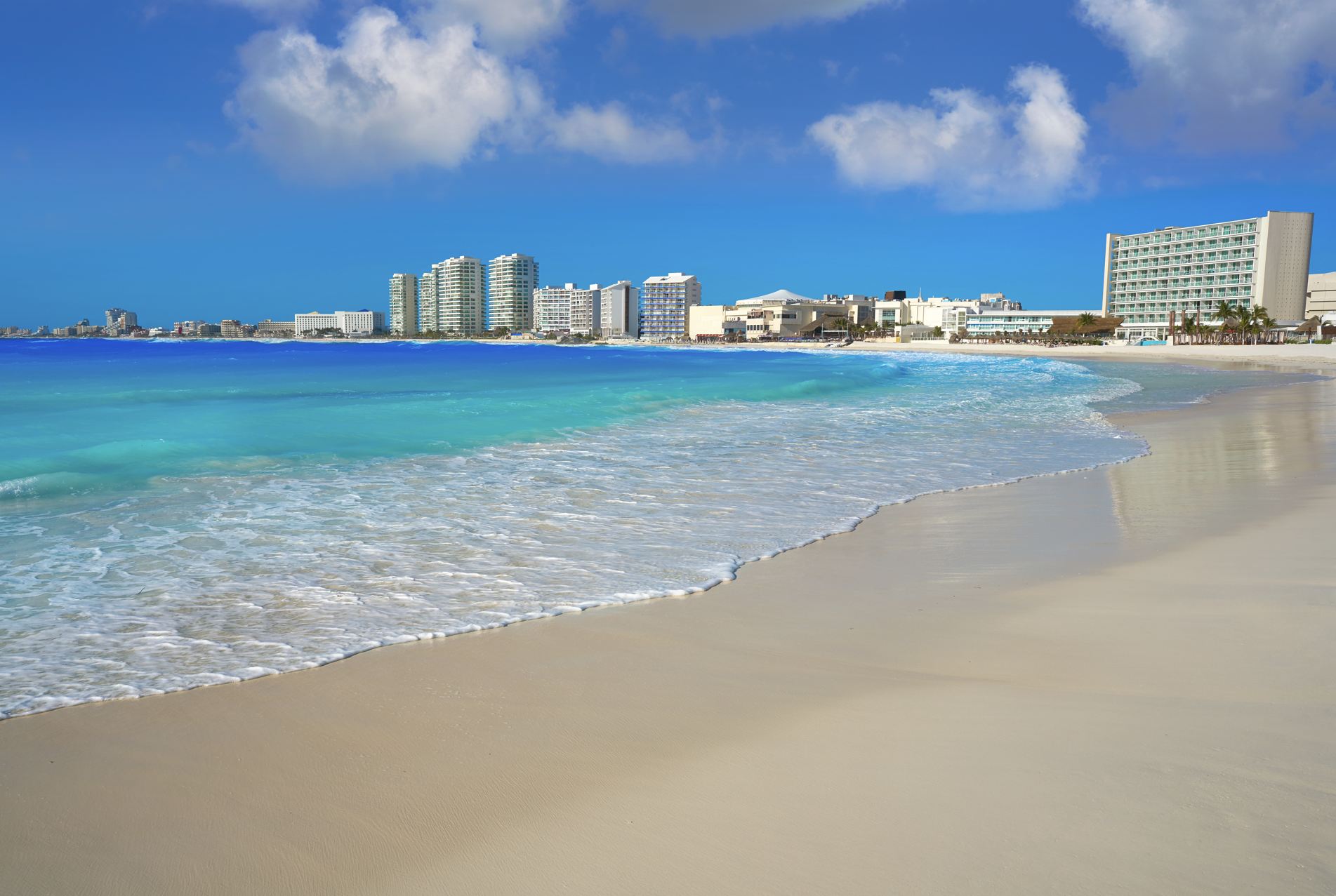 Vista de playa de la zona hotelera de Cancún