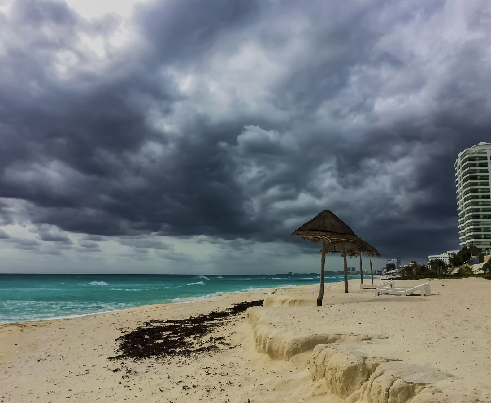 Tormenta oscura nubes de lluvia Cancún