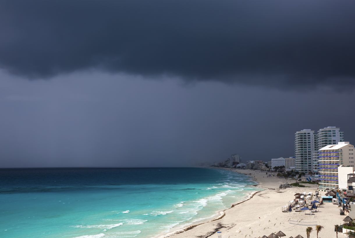 Cancún tormenta nubes oscuras