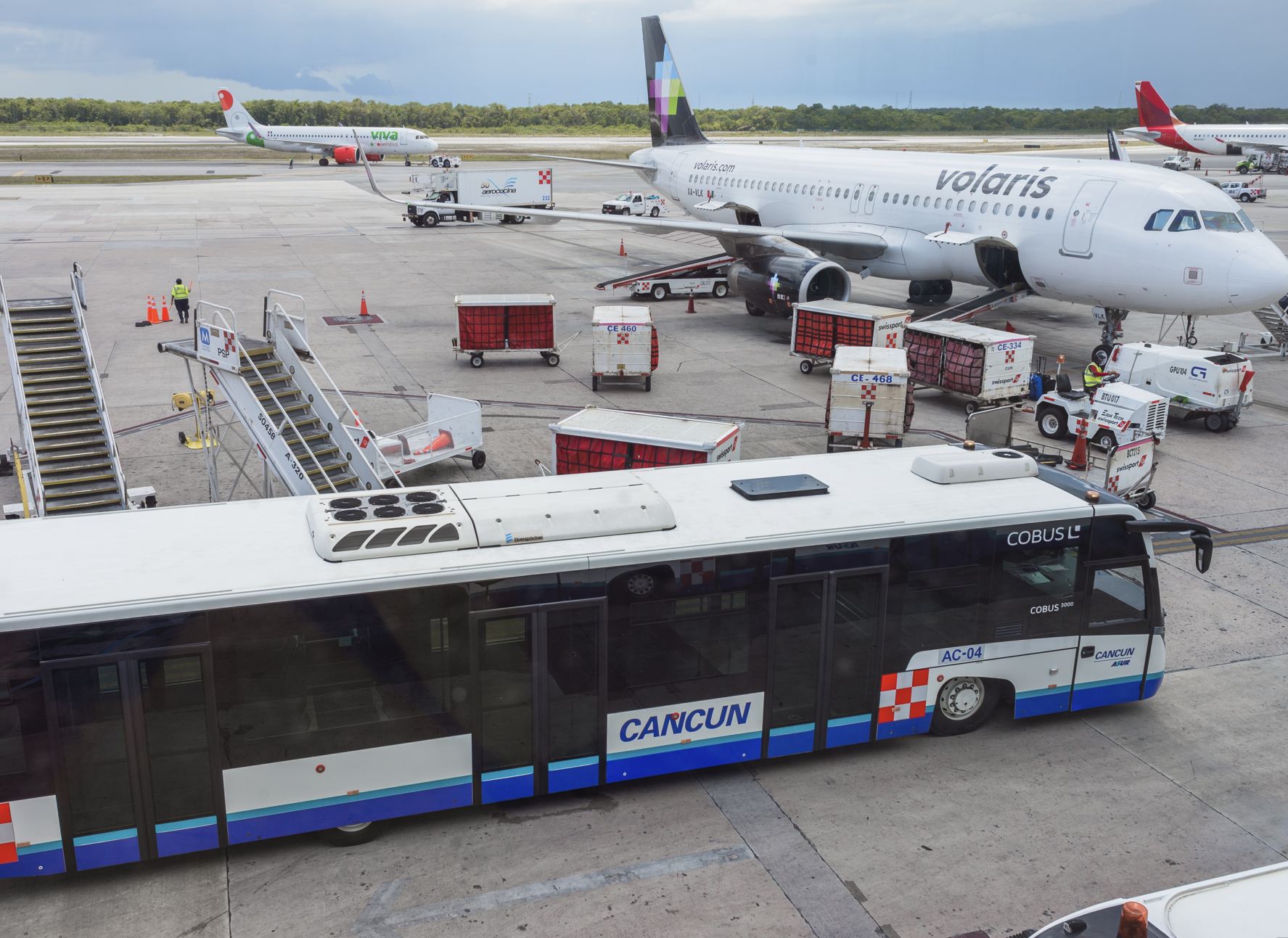 El autobús espera a los pasajeros en el aeropuerto de Cancún