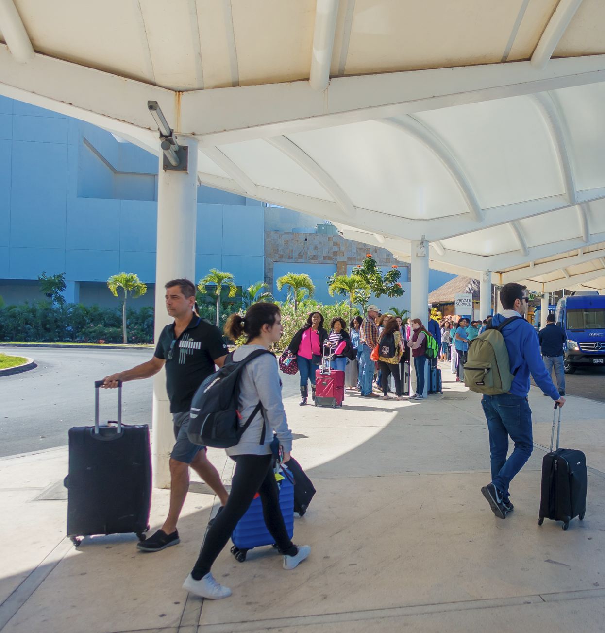 Pasajeros en el aeropuerto de Cancún