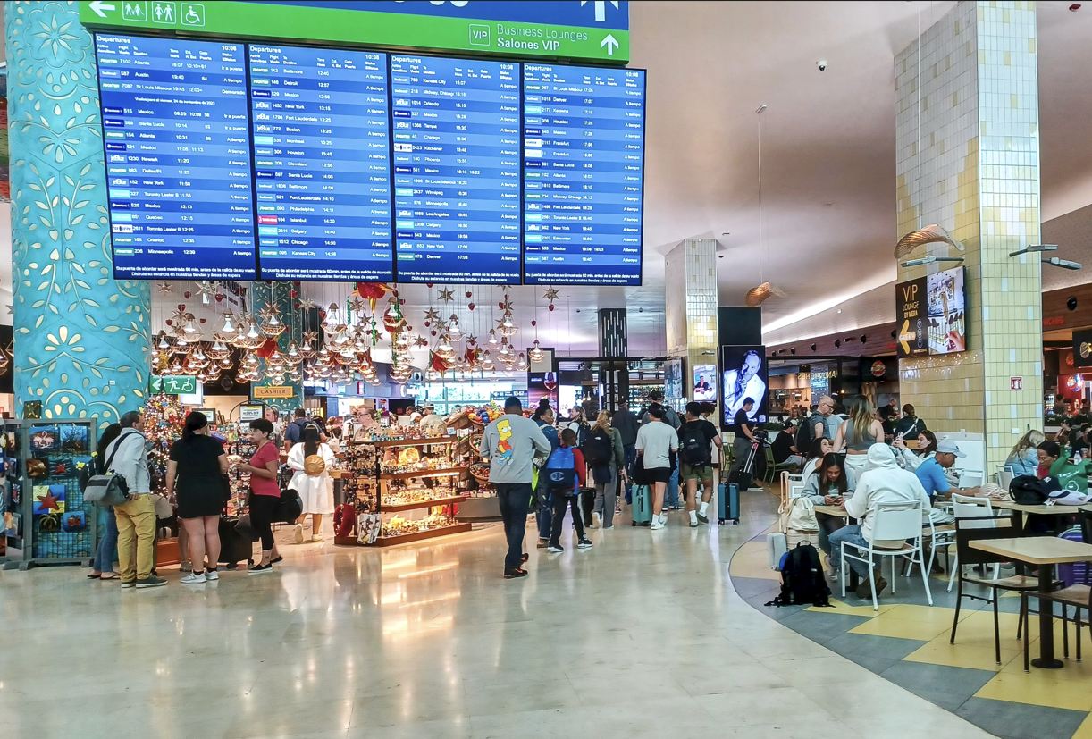 Patio de comidas del aeropuerto en salidas