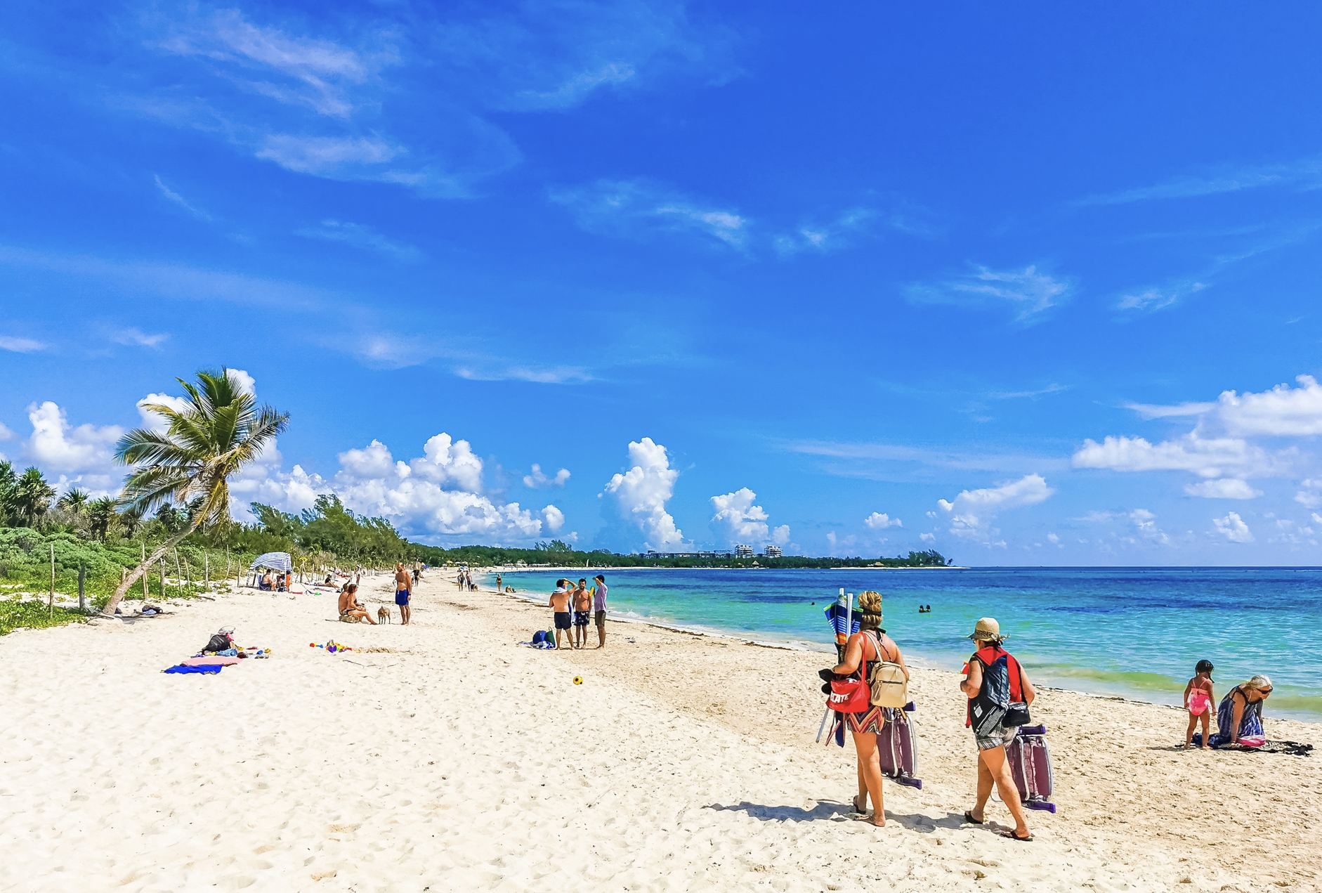 Turistas en la soleada playa de Cancún