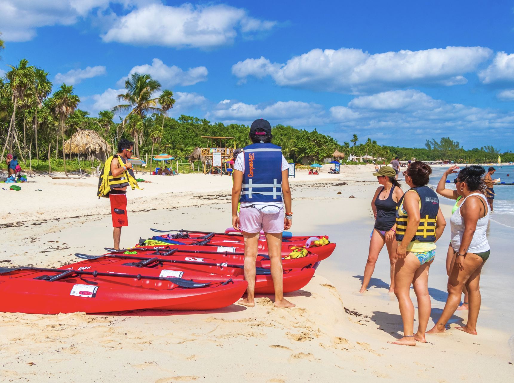 Actividades turísticas en el sol medio del día en Cancún y Playa del Carmen