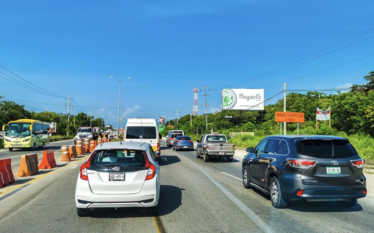 Autos y autobuses en la calle concurrida Cancún