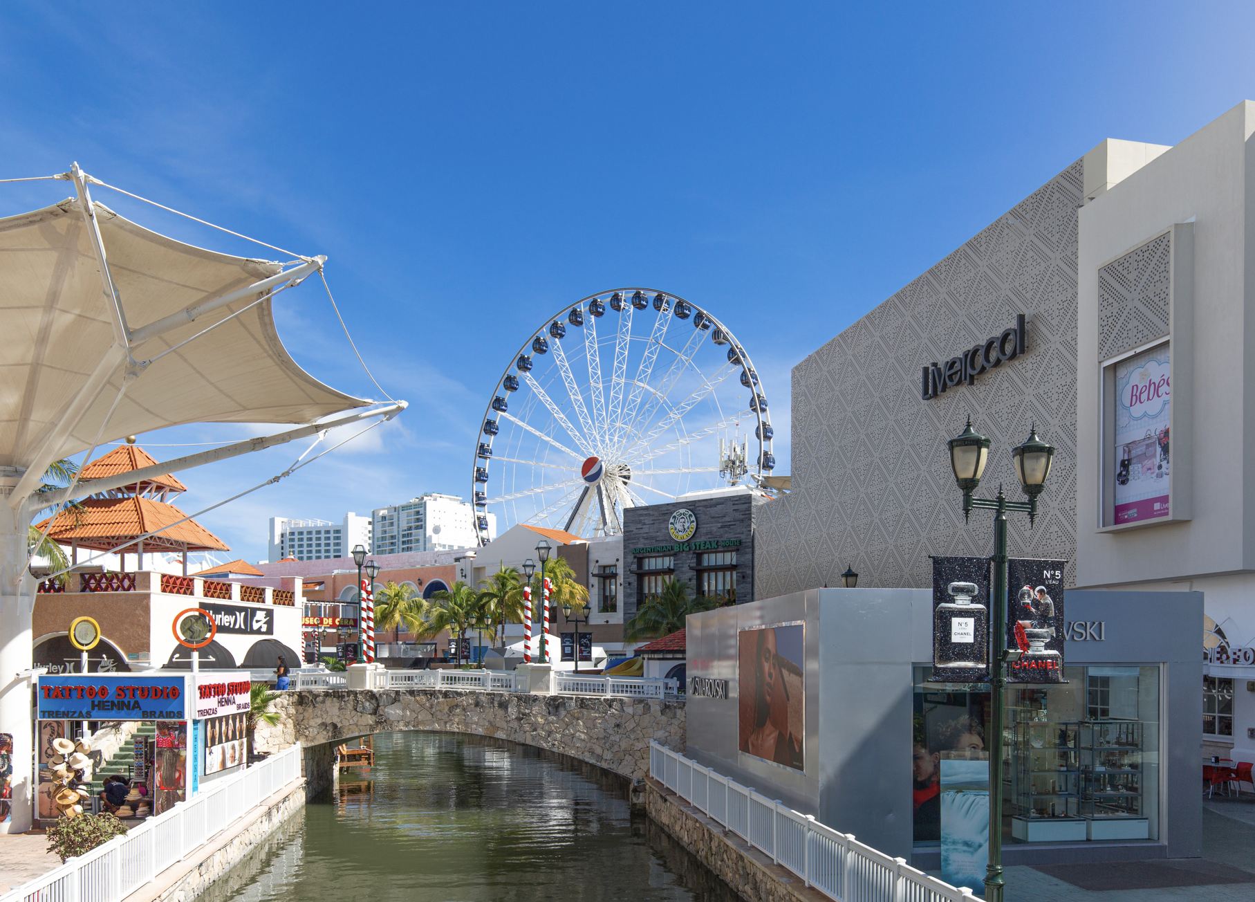 Cancún centro comercial La Isla durante el día