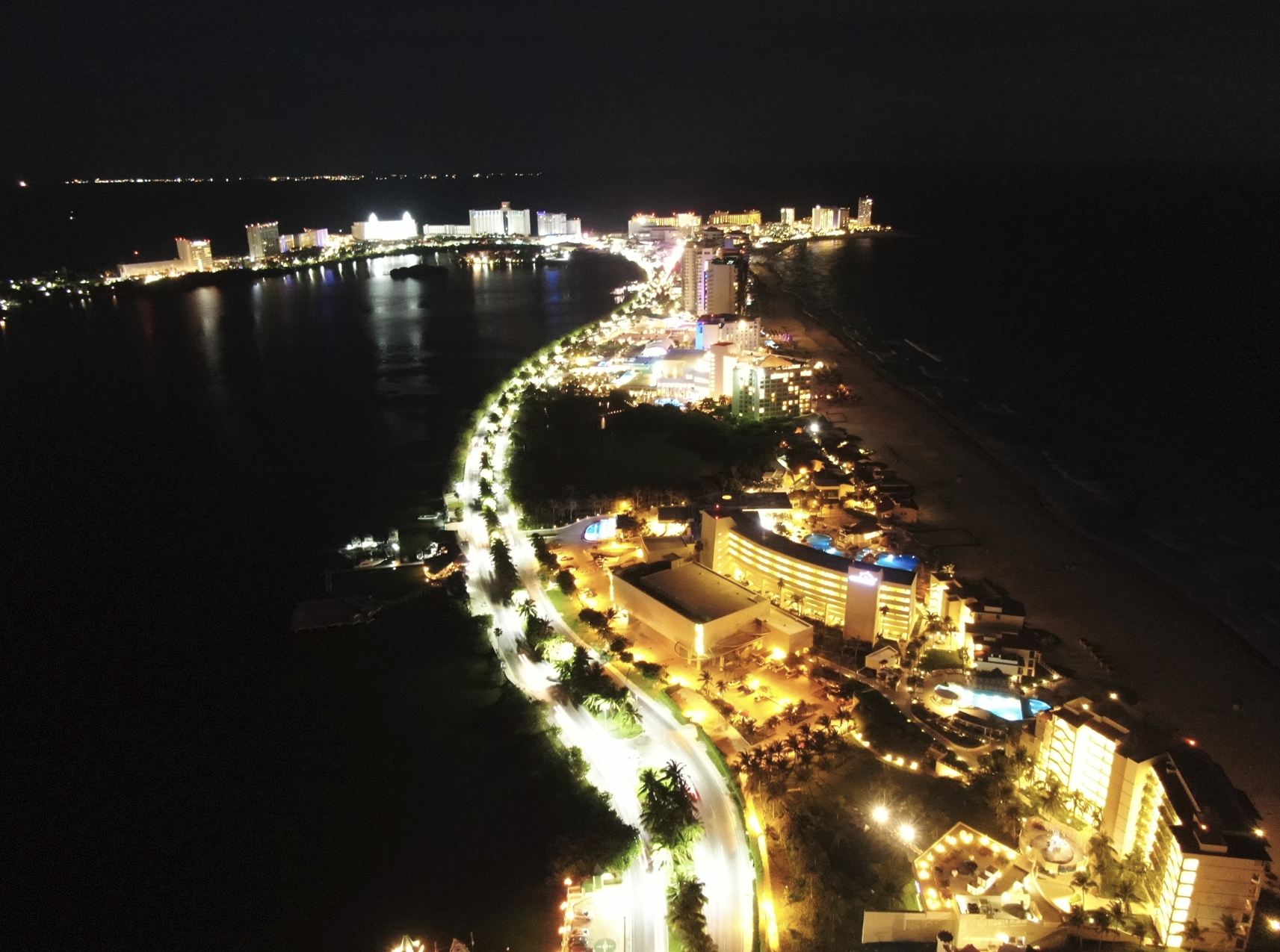 Zona Hotelera De Cancún En La Noche Vista Aérea