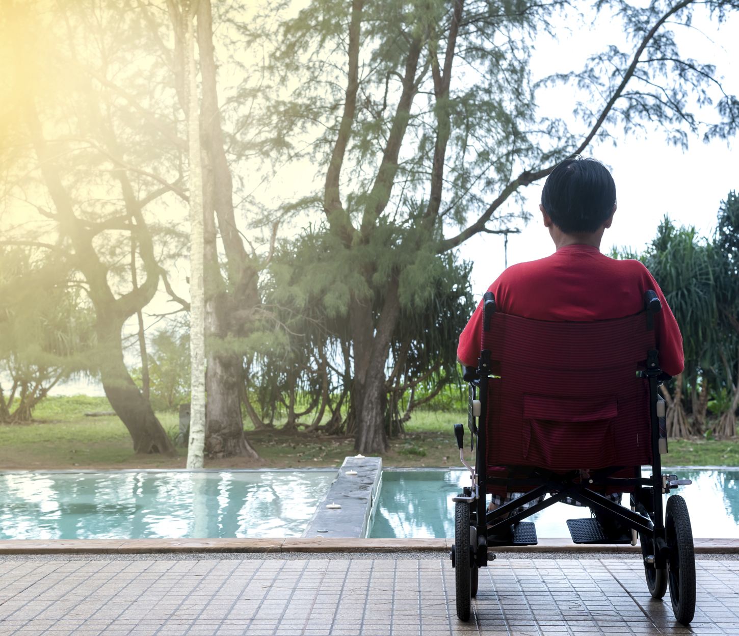 Silla de ruedas en la piscina
