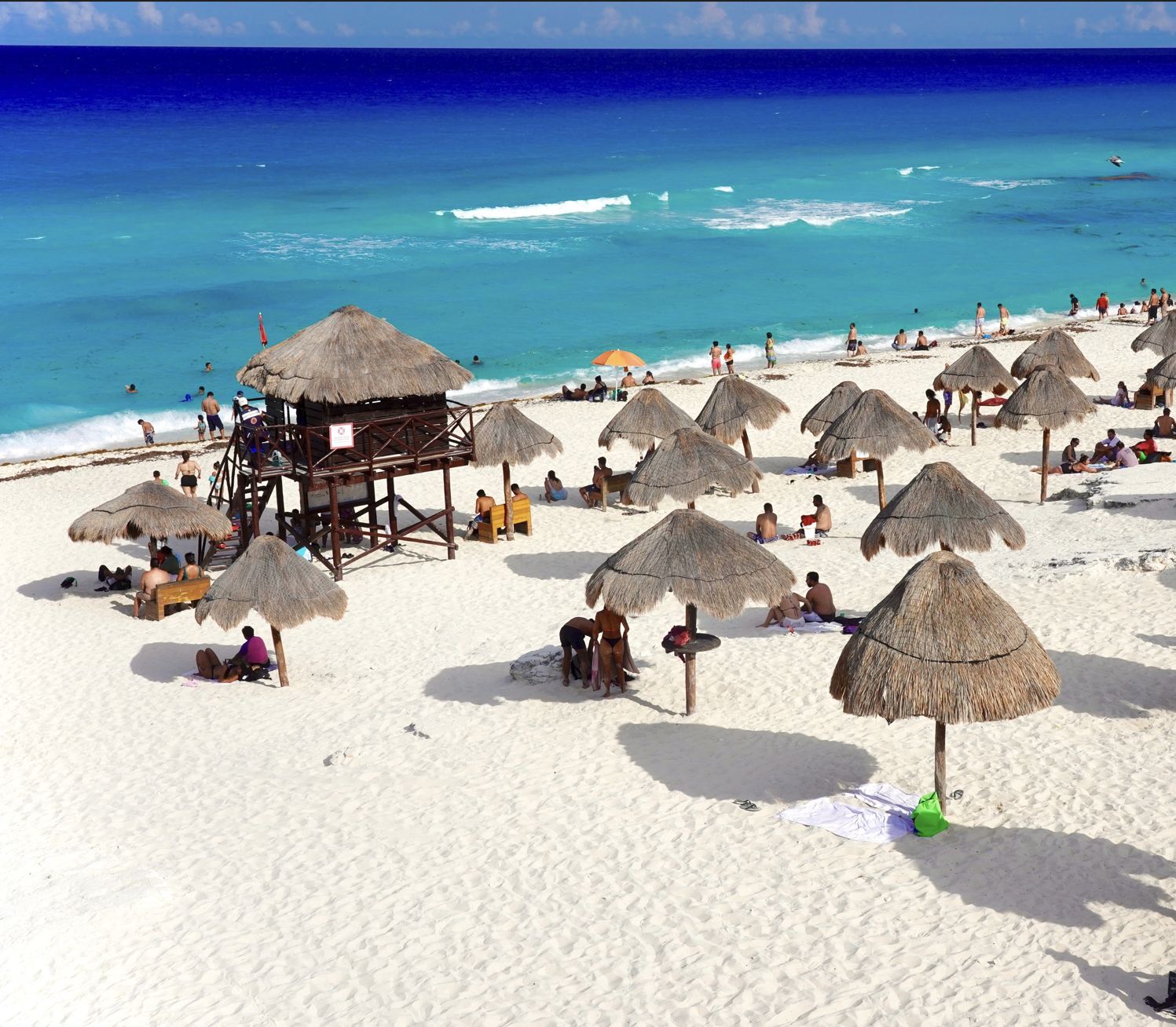 Turistas en la playa en Cancún
