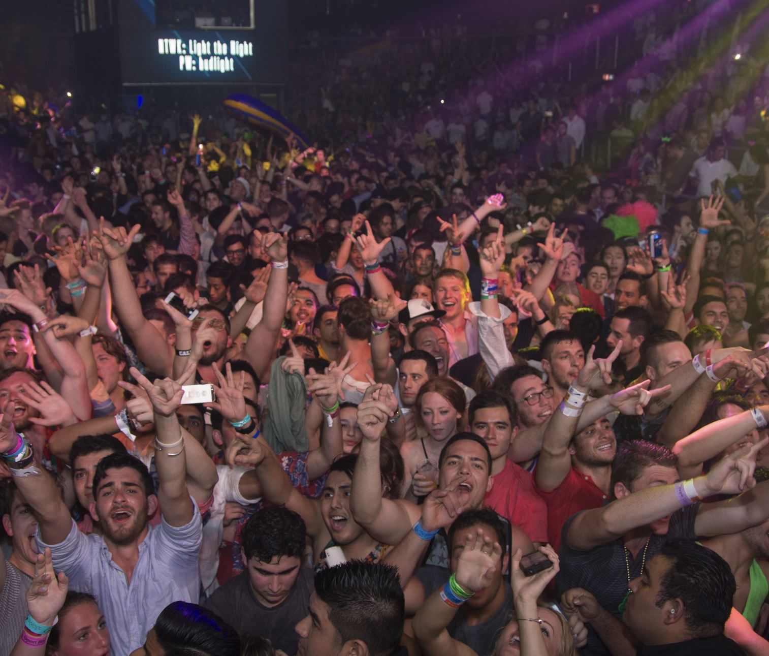 Club nocturno de Cancún lleno