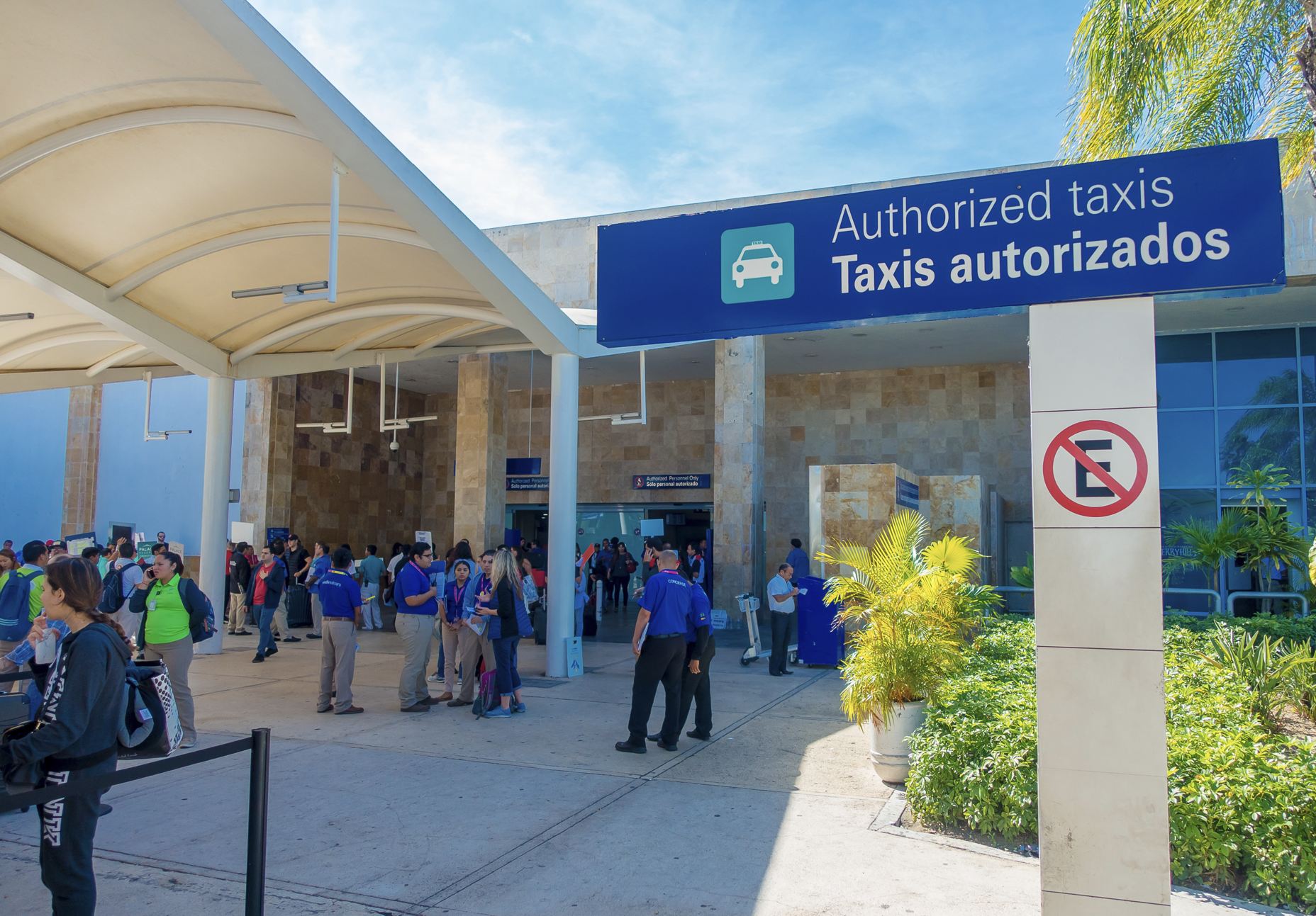 Señal de taxi autorizado en el aeropuerto de Cancún