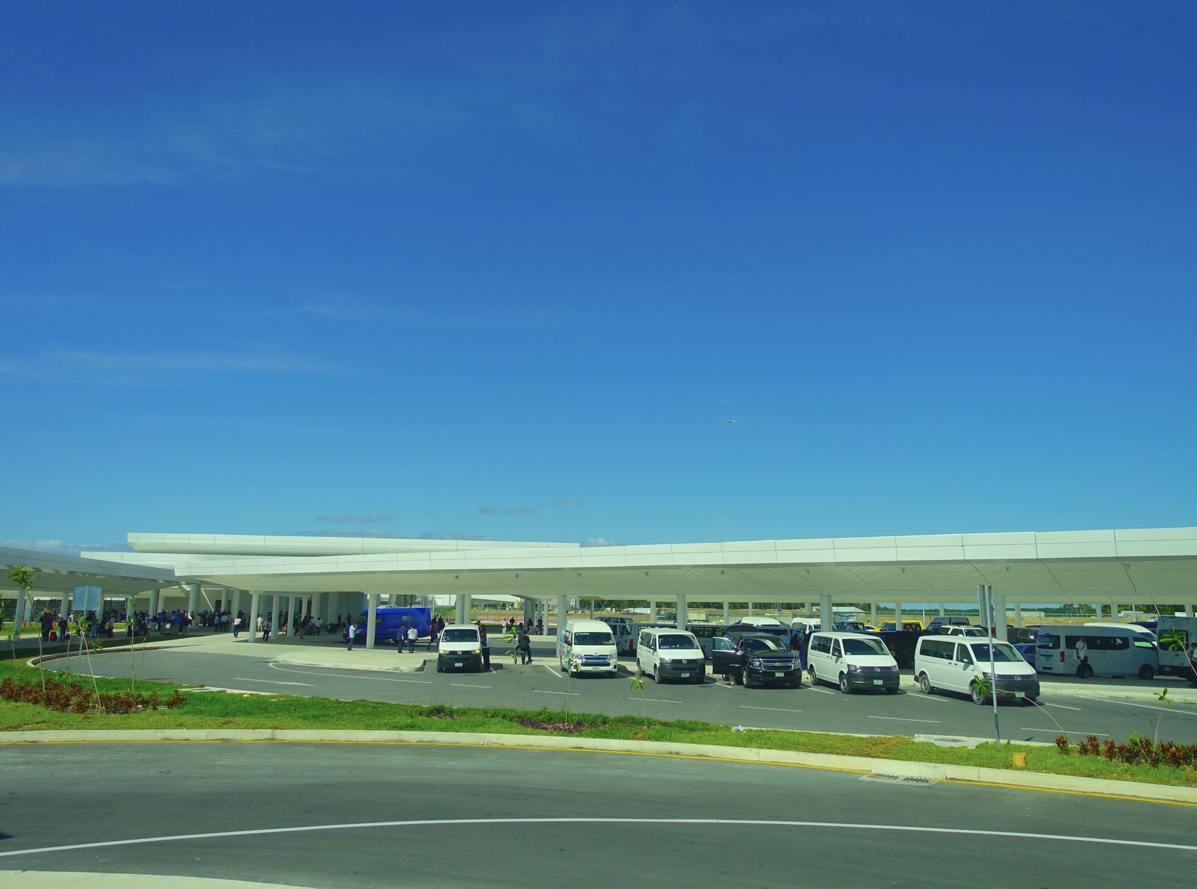 Los transbordadores de transporte esperan en el aeropuerto de Cancún para los pasajeros