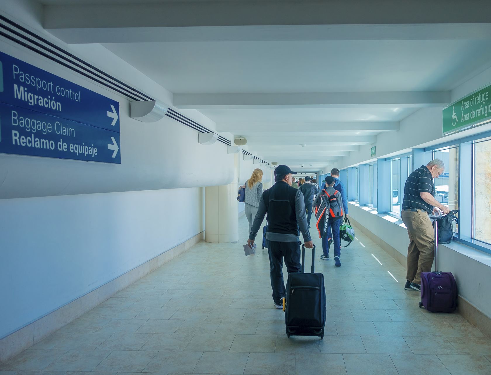Pasajeros que llegan al aeropuerto de Cancún