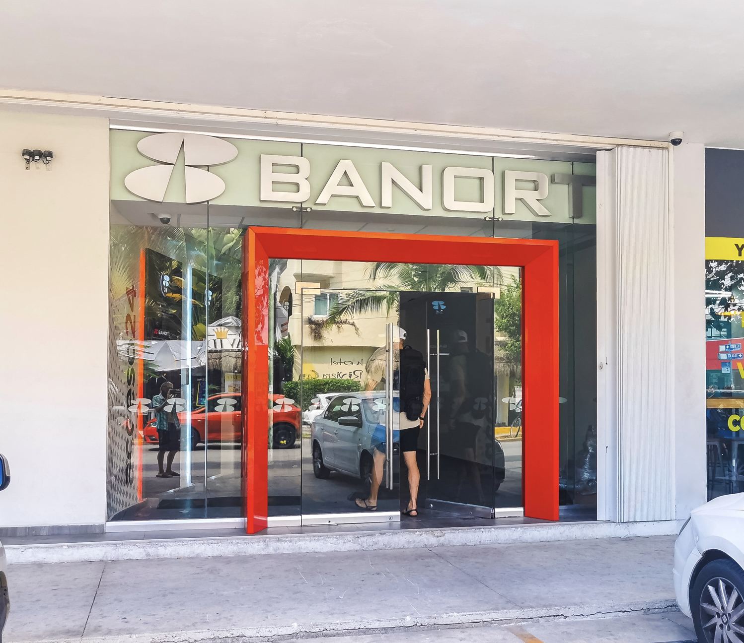 Turistas en el banco en Cancún