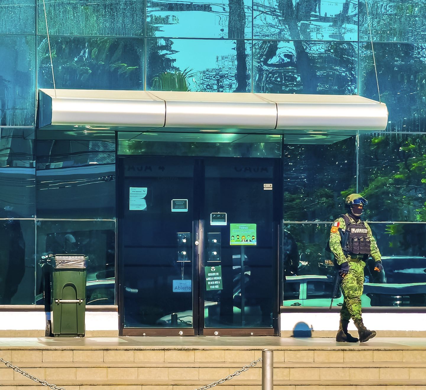 Militar fuera del banco en Cancún