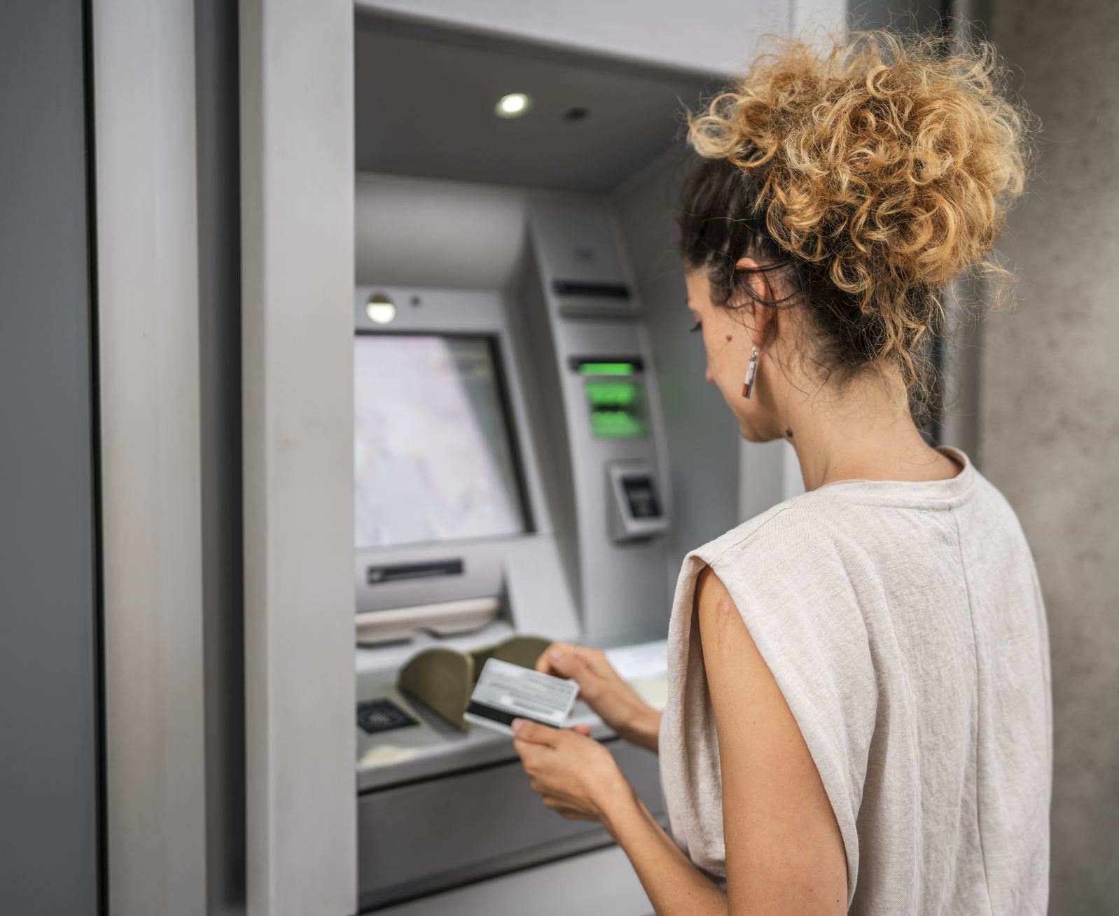 Turista utilizando cajeros automáticos bancarios en Cancún