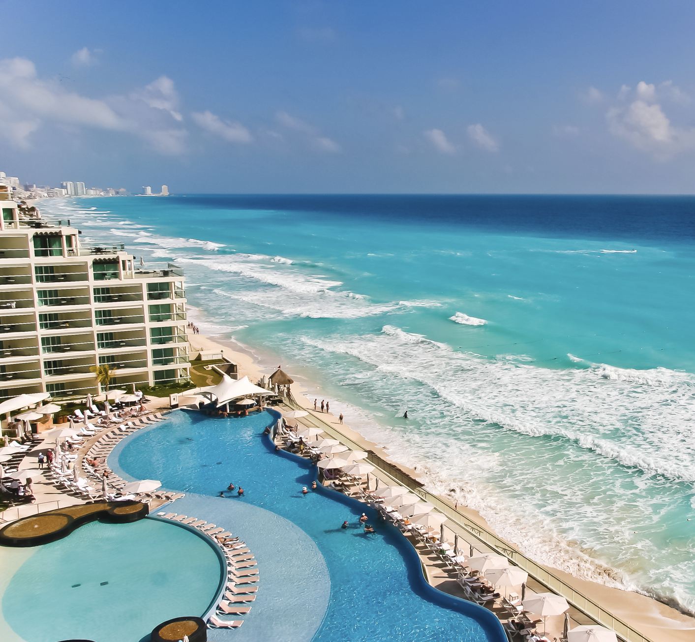 Piscina del resort frente al mar en Cancún
