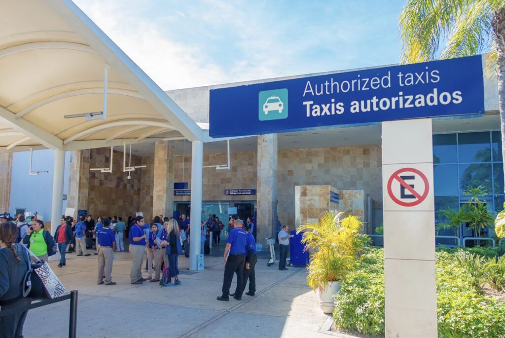Alerta de viaje: 2 incidentes en el aeropuerto de Cancún esta semana entre Uber y taxistas que involucran a turistas