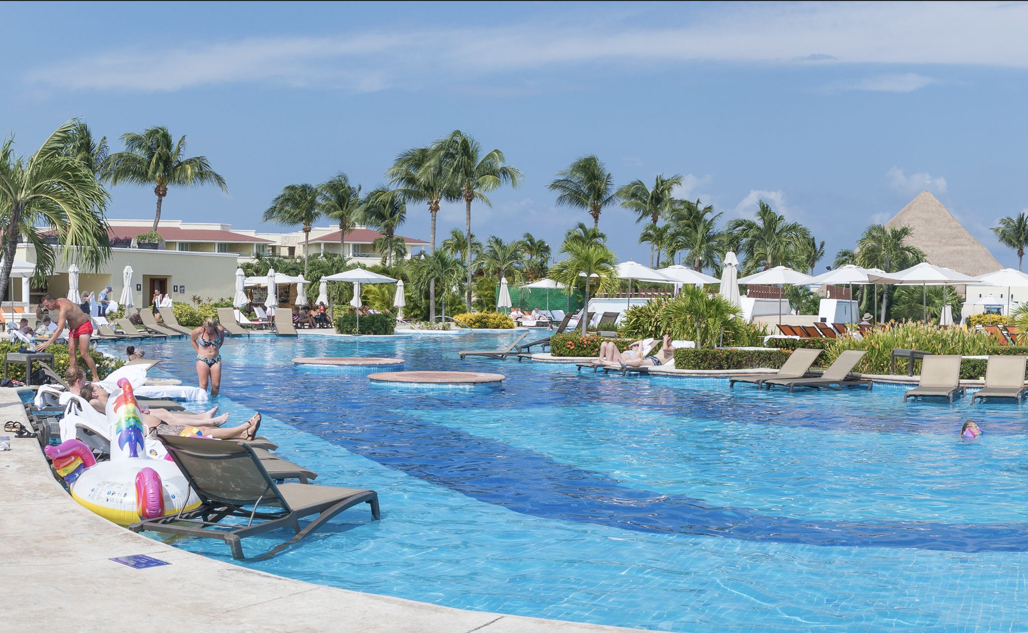 Touristas de la piscina del resort de Moon Palace
