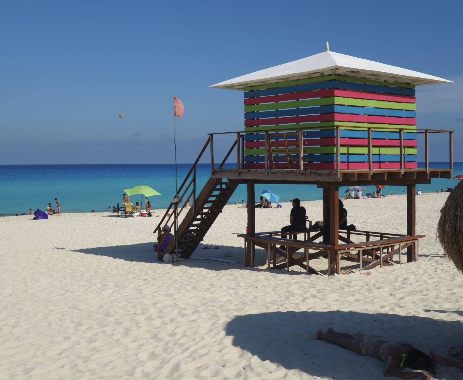 Playa delfines con torre de salvavidas