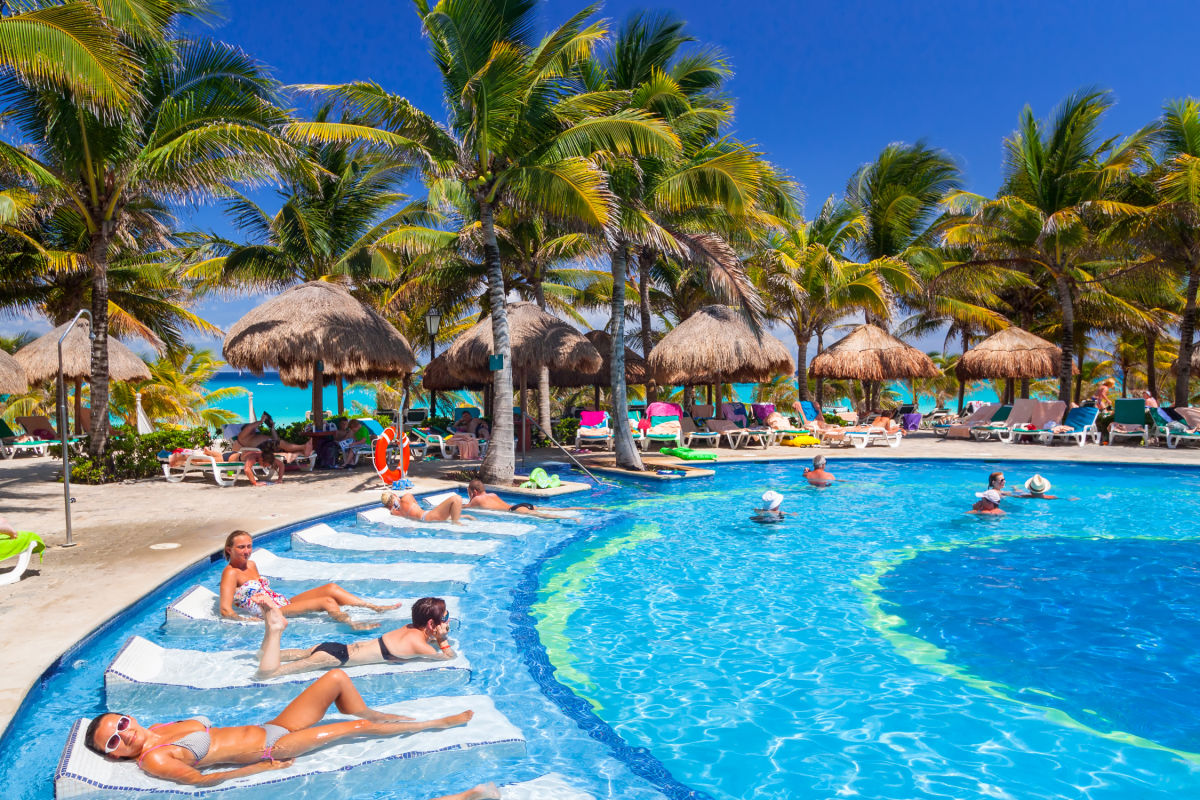 Piscina de hotel ocupada en Playa del Carmen, México